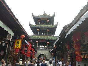 阆中贡院吃瓜照片,游客驻足品尝  第1张