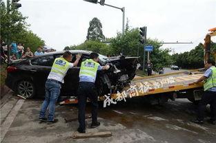 成都车祸吃瓜视频,惊险瞬间引发网友热议  第2张