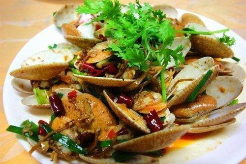 美女吃哈密瓜和香辣猪肝,美女品尝哈密瓜与香辣猪肝的视觉盛宴  第3张