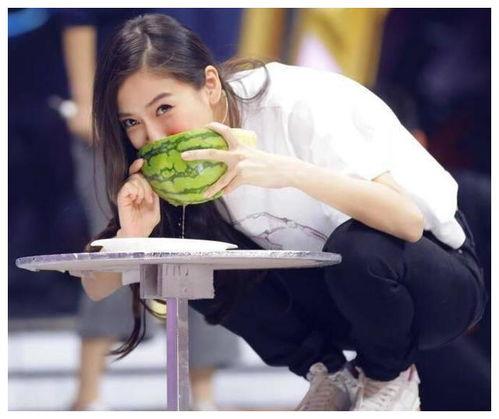 热巴吃瓜现场,笑料百出！