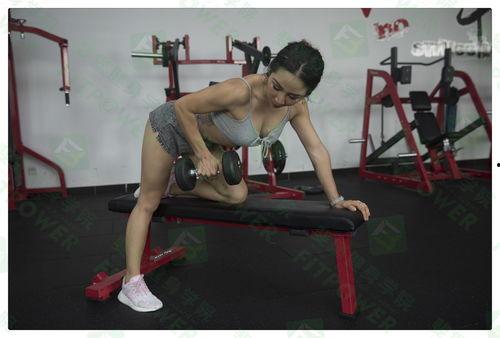 教练健身吃瓜,吃瓜也能助你塑形成功