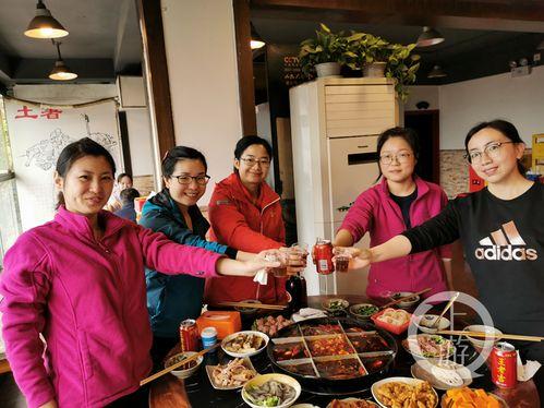 五朵金花吃瓜,品味生活百态