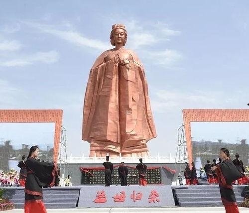 高校孟子雕像吃瓜