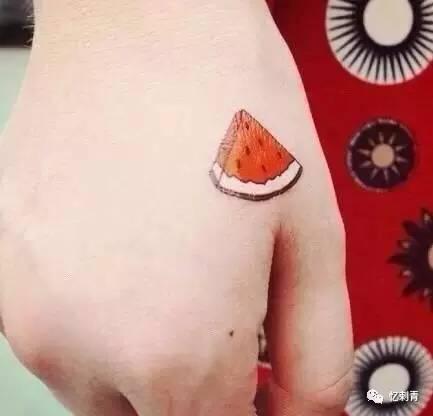 纹身被喷吃瓜,吃瓜群众围观纹身背后的故事